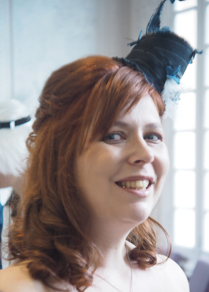 Photo d'Anaïse Renard avec un chapeau fantaisiste sur la tête