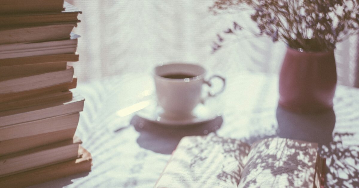 Pile de livres à lire avec un café