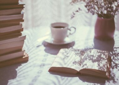 Pile de livres à lire avec un café