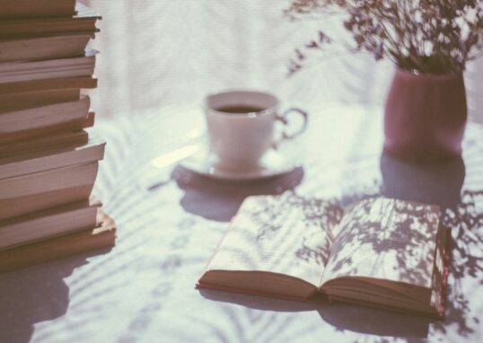 Pile de livres à lire avec un café