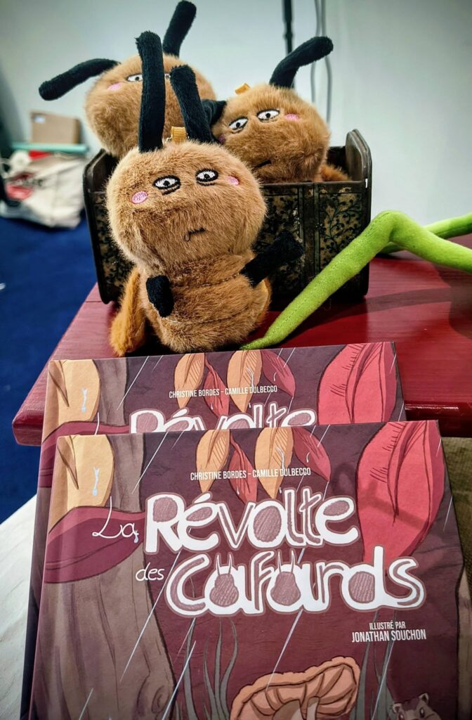 Peluche de cafard et livre en lien