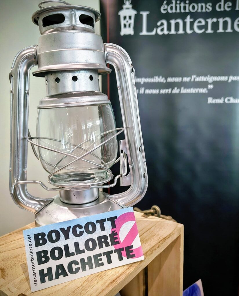 Editions de la Lanterne avec affiche Boycott Bolloré